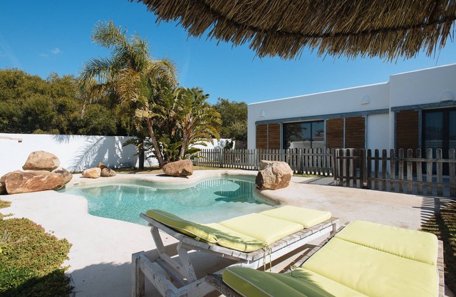 CASA LOS SUEÑOS -RELAX 1000M2, SAND POOL; Free WIFI; BBQ, A/C