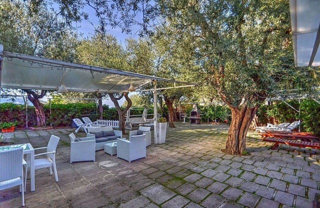 Casa Miriam B: A bright apartment that is part of a villa surrounded by a lemon and orange garden, with Free WI-FI.