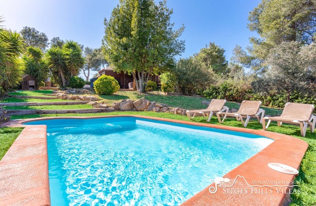 Casa Mokki with Private pool, hot tub and views across the garraf park