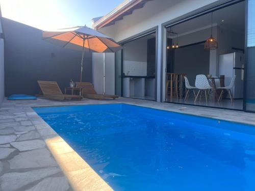 Casa nova com piscina e lareira