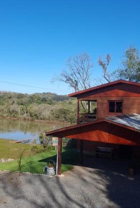 Casa rústica às margens do lago