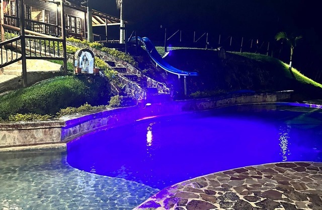 Casa Sobre la Represa de Guatapé