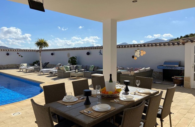 Castillo Vista stunning, modern rural villa & large pool close to Lorca Town