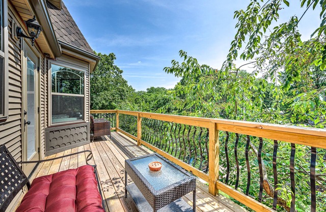 Castle by the Square - 5 minute walk to downtown Bentonville!