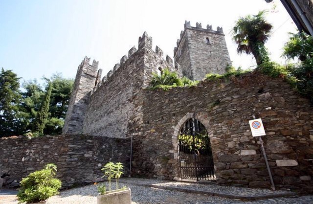 Castle Cottage located on a true Castle grounds. Fabulous garden, the perfect setting