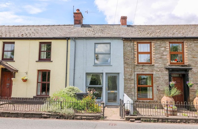 CASTLE GREEN, pet friendly, character holiday cottage in Talgarth