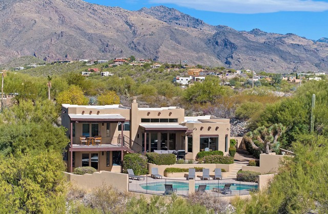 Catalina Foothills, 5 bedroom, Heated Pool and Spa, Views, Sleeps 16+
