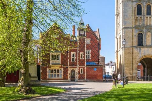 Cathedral Central & Unique Iconic Townhouse