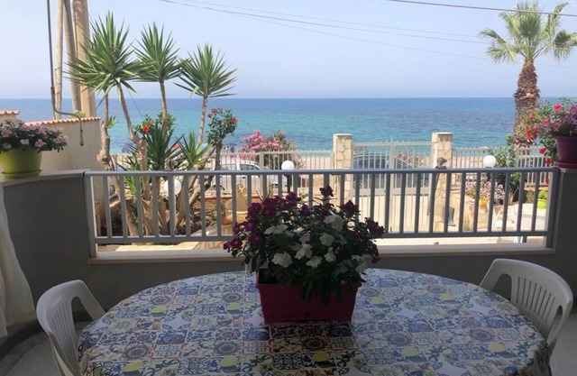 Cathy's House - Charming three bedroom apartment by the sea