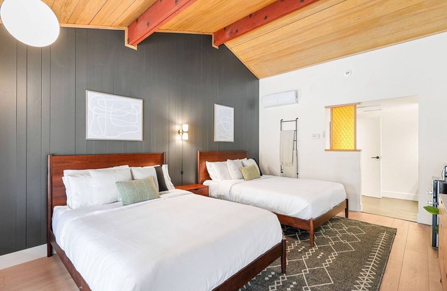 Cave Springs Resort Hotel Room 7 (Visit Mt Shasta)