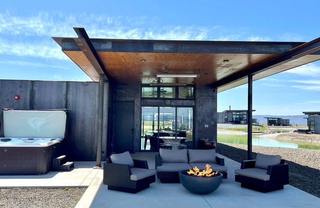 CaveB Lake House - come for concerts, or a relaxing get away in the sunshine