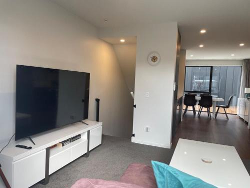CBD New 2 Bed 2 Baths By Hagley Park With Parking