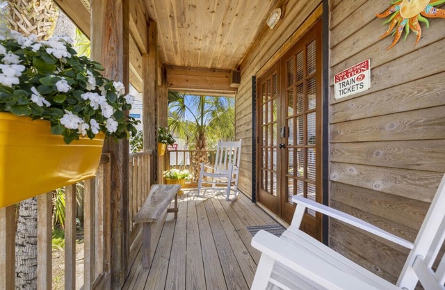Cedar Hill Depot: Historic charmer 3 blocks from the Gulf