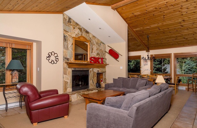 CEDAR HOLLOW 11 | Ski-In, Ski-Out | Huge Living Space | Private Hot Tub & Garage