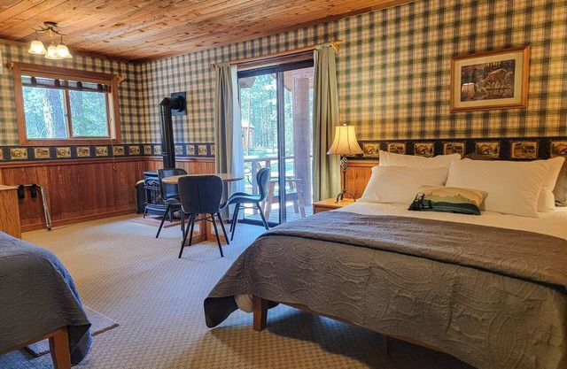 Cedar Plus - large room at The Inn At Mazama