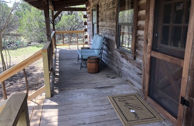 Cedar Ridge Log Cabin on 14 acres - Pet Friendly!