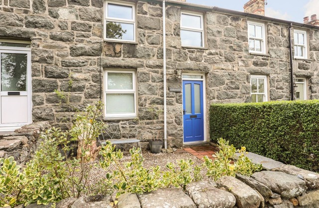 CELYNFA, pet friendly, character holiday cottage in Criccieth