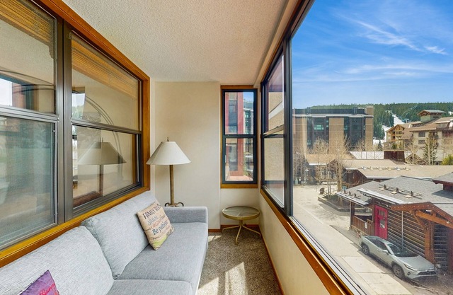 Center Village Studio w/Sun Room, Kitchen, & Shared Hot Tub - Walk to Lift