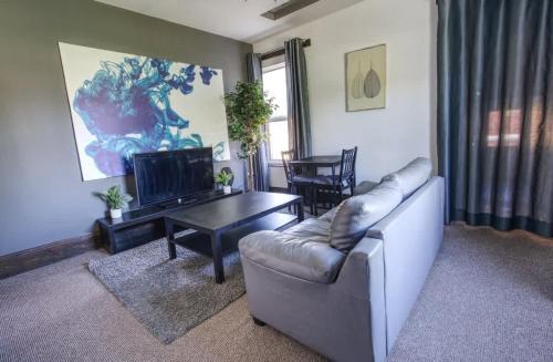 Central 2BR Apt, Self Check In, Parking, By DerBnB