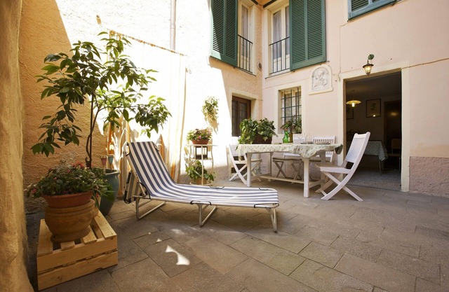 Central and quiet 3½-room corner house with 3 balconies and underground parking space