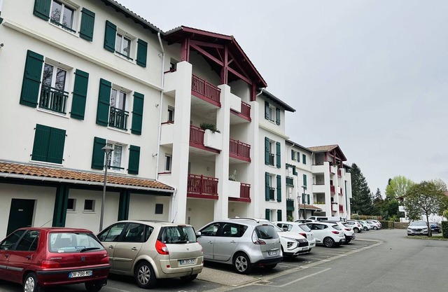 Central Apartment with Terrace Parking Internet