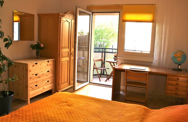 Central apartment with balcony, WLAN, 6 pers. -ONLY long-term lease min. 1 month