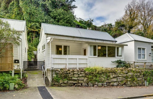 Central Cottage - Napier Holiday Home