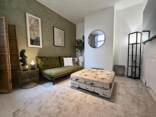 Central Home in Portsmouth Sleeps 10