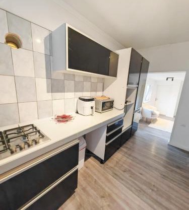 Central House with big courtyard, 4 parking spots