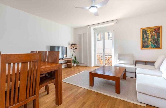 Central Location Spacious 2-BR Apartment 2B