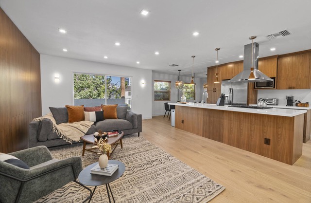 Central Santa Monica Modern Oasis Apartment w/high end finishes