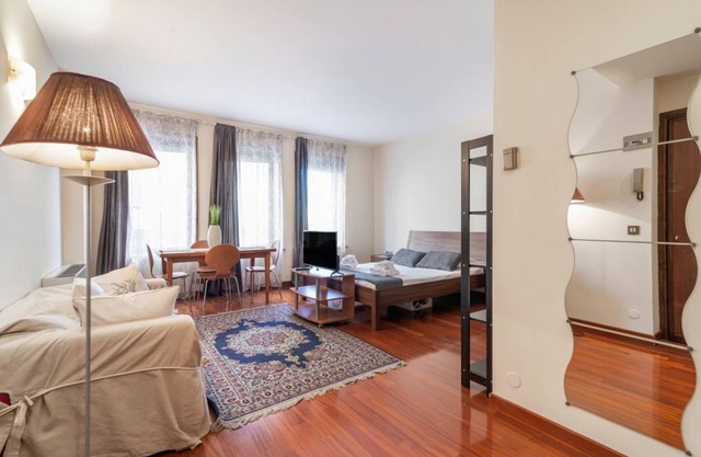 Central studio equipped with every comfort to accommodate 2 people. The position of the house is ideal for visiting the city, it is immersed in the magic of the squares, and is a stone's throw from the Scrovegni Chapel, the Palazzo Bo, the Palazzo dell