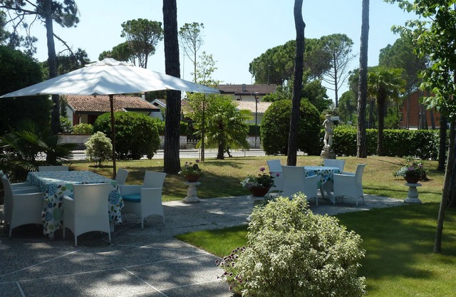 Central villa near the beach with spacious gardens in Bibione Pined