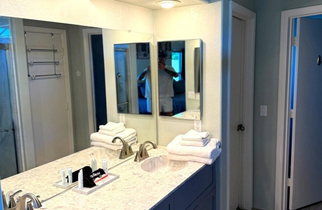 Centrally Located Oasis. Enjoy Golf, Shopping, football & Spring Training