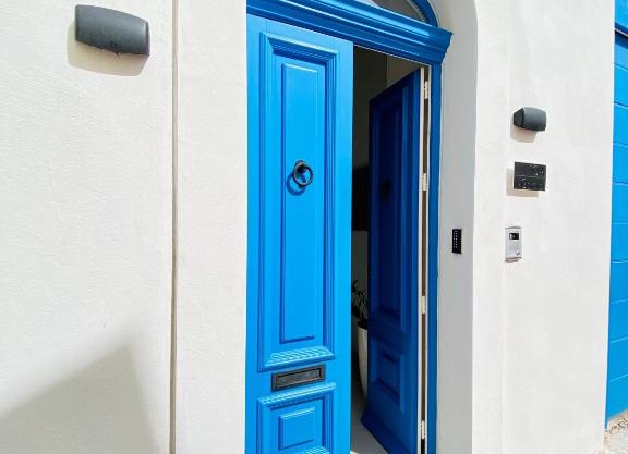 Centrally located unique 2-bed apt & 2.5 bathrooms