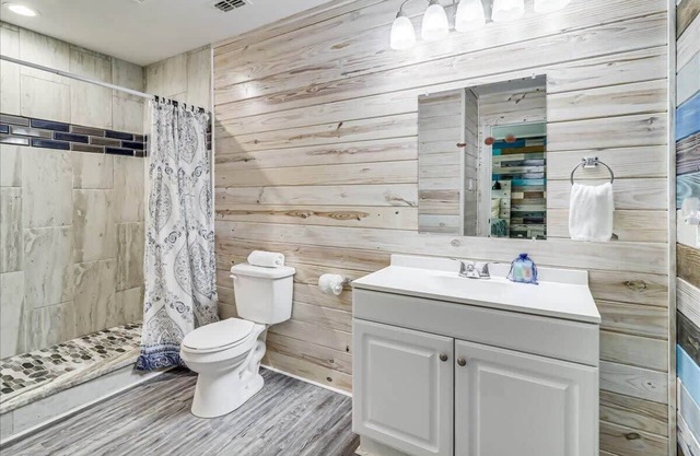 Centrally located 2-bedroom condo with WiFi, AC, in wonderful Port Aransas.