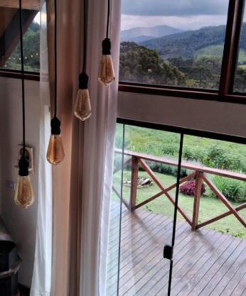 Chalé com vidros e hidromassagem