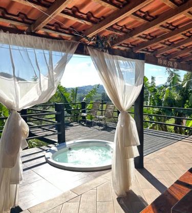 Chalé rústico de madeira perto de cachoeira