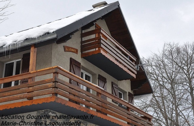 Chalet apartment in resort center with private parking & garage