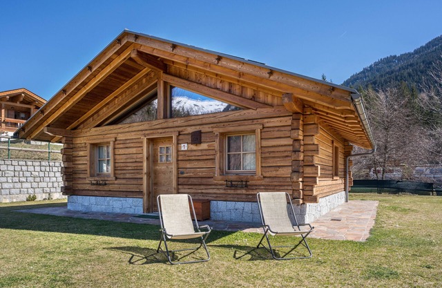 Chalet 'Camping Faè' with Mountain View, Private Terrace and Wi-Fi