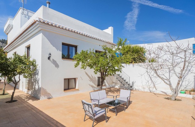 Chalet Casa Eva with Mountain View, Wi-Fi & Courtyard