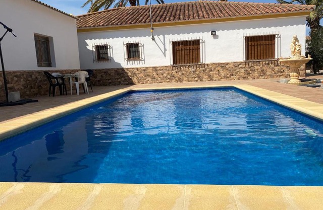 Chalet con piscina privada de 4 dormitorios Las Herrerias -cerca de Vera Playa-