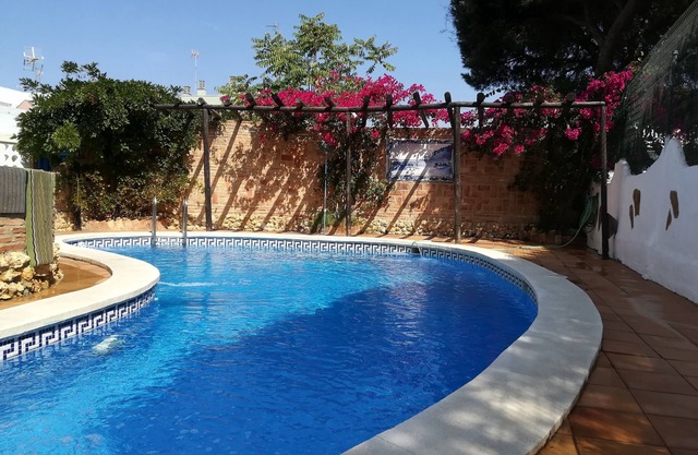 Chalet con piscina y garaje privado al lado de la playa y del centro del pueblo.