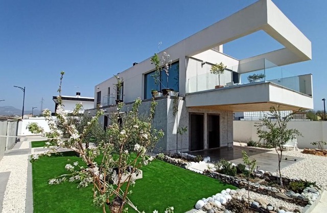 Chalet con piscina y jardín, no fumadores ni fiestas