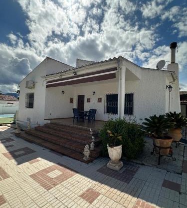 Chalet independiente en zona residencial rural con piscina privada