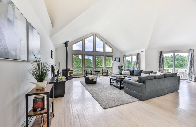 Chalet near Windham w/hot tub