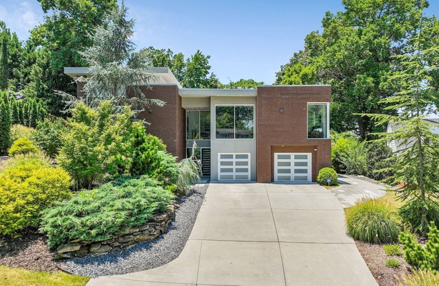 Chamblee's Luxe, Private, Modern Ultra Modern Custom-built home. Sleeps 8. Pool