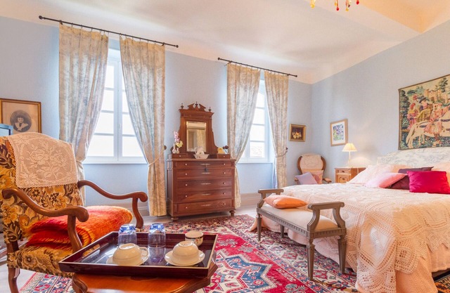 Chambre BLEU, Bed & Breakfast Saint Roch av stay sharing kitchen, swimming pool