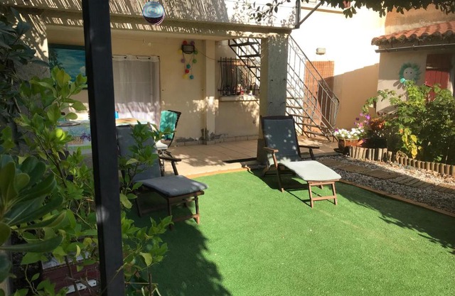 chambre et salle de bain privé s'ouvrant sur terrasse, jardin et cuisine d'été