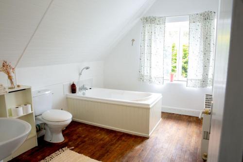 Chambre privée à la campagne avec deux lits doubles petit déjeuner inclus